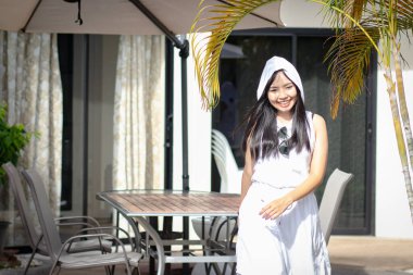 Havuzdaki Asyalı kadının moda portresi. Spor kadını konsepti.