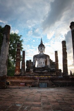 Wat Mahathat, Sukhothai, Tayland 'daki antik Buda heykelleri. Sukhothai Tarihi Parkı UNESCO 'nun dünya mirası.. 