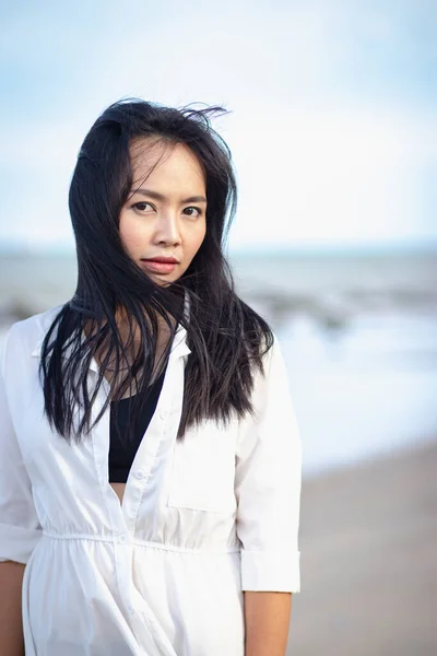 Aziatische Vrouw Staan Alleen Het Strand — Stockfoto