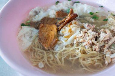 Erişte çorbası, hamur köftesi, yengeç eti ve pembe kasede kırmızı domuz eti..