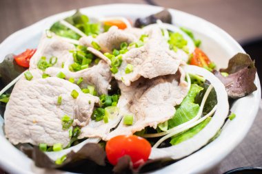 Karışık salata ve ızgara Shasha domuzu. Sağlıklı yemek tarzı..