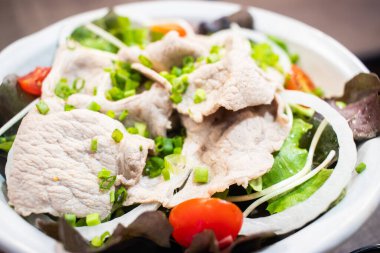 Karışık salata ve ızgara Shasha domuzu. Sağlıklı yemek tarzı..