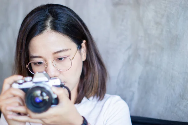 Beautiful Cute Woman Photographed Mirrorless Camera Selective Focus Image — Stockfoto