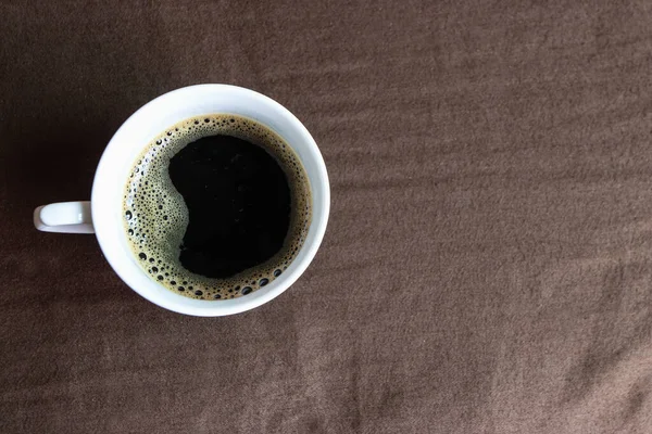 Schwarzer Kaffee Wird Auf Einem Braunen Bett Serviert Morgens Aufzuwachen — Stockfoto