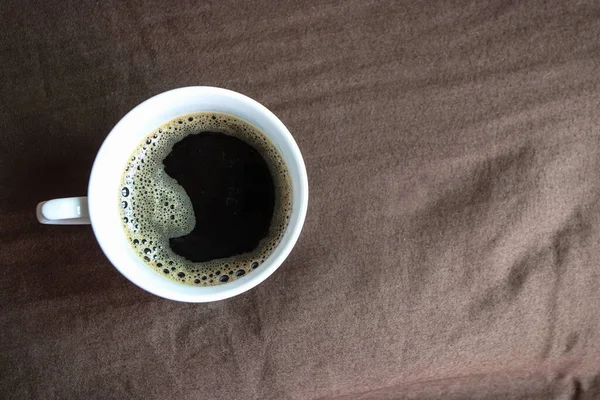 Schwarzer Kaffee Wird Auf Einem Braunen Bett Serviert Morgens Aufzuwachen — Stockfoto