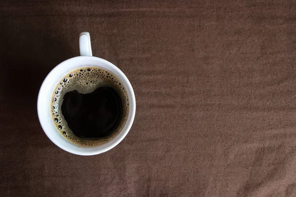 Czarna Kawa Serwowana Jest Brązowym Łóżku Aby Obudzić Się Rano — Zdjęcie stockowe