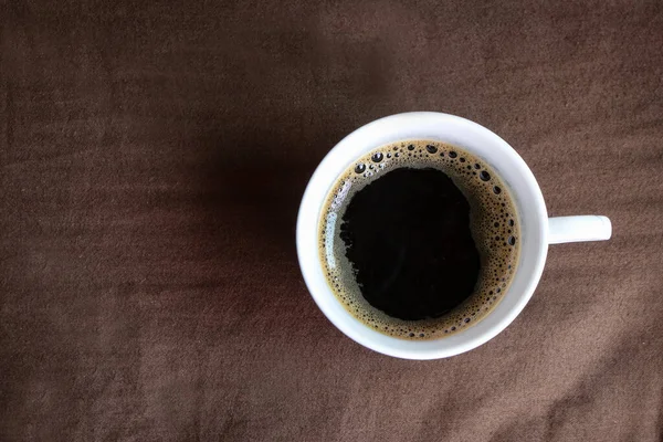 Schwarzer Kaffee Wird Auf Einem Braunen Bett Serviert Morgens Aufzuwachen — Stockfoto