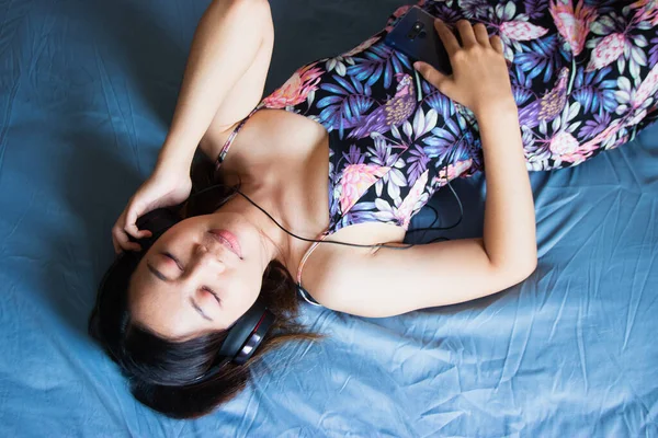 Hermosa Mujer Asiática Relajándose Escuchando Canciones Con Teléfono Inteligente Cama — Foto de Stock