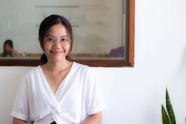 Een Jonge Aziatische Vrouw Glimlacht Fel Gelukkig Een Wit Cafe — Stockfoto