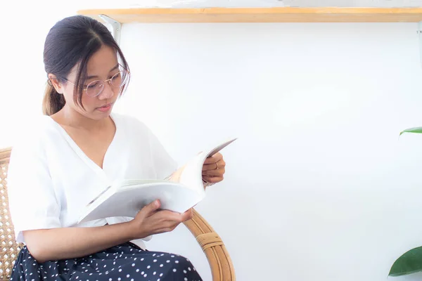 Young Asian Woman Relaxing Reading Book White Cafe — 图库照片