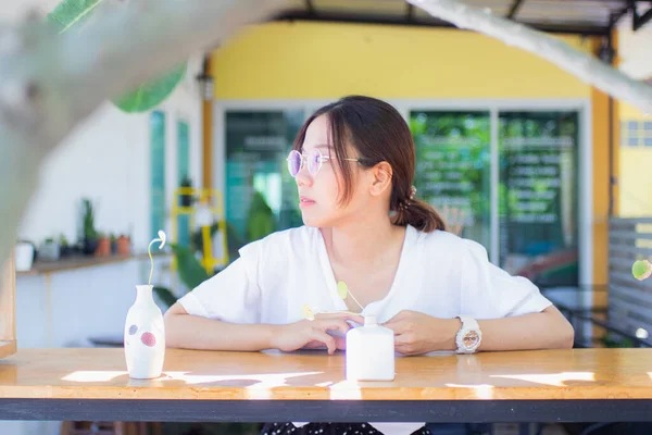 Een Jonge Aziatische Vrouw Een Wit Shirt Vacant Een Cafe — Stockfoto