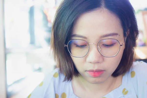 안경을 아시아인 여자는 커피숍에서 외롭고 괴로워했다 — 스톡 사진