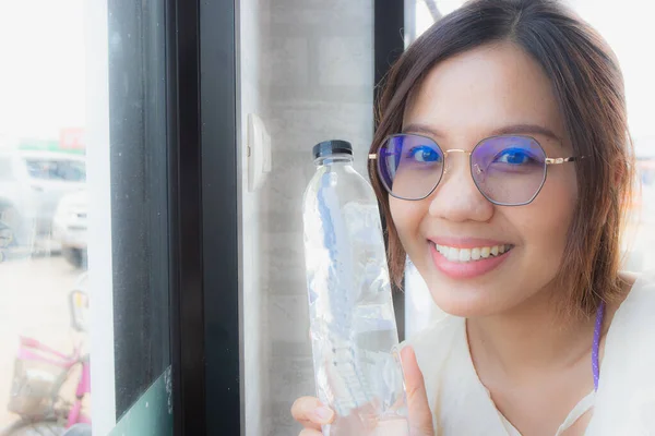 亚洲漂亮女人手里拿着一瓶水 — 图库照片