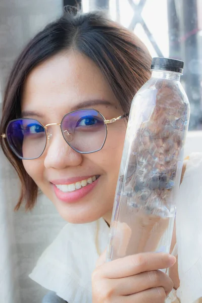 Aziatische Mooi Vrouw Holding Een Fles Vol Water — Stockfoto