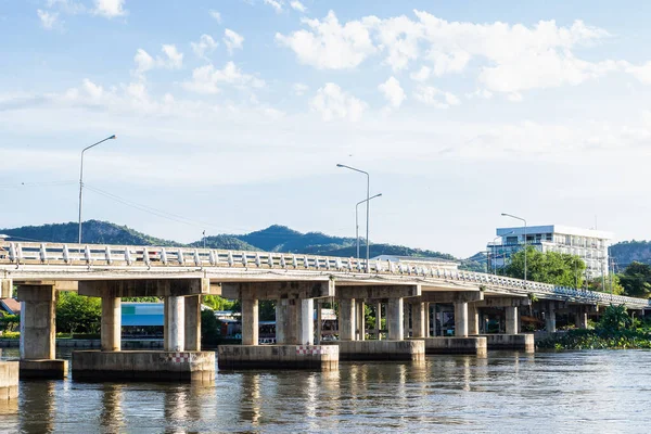 Pont Béton Traversant Rivière Khwae Avec Ciel Bleu Province Kanchanaburi — Photo