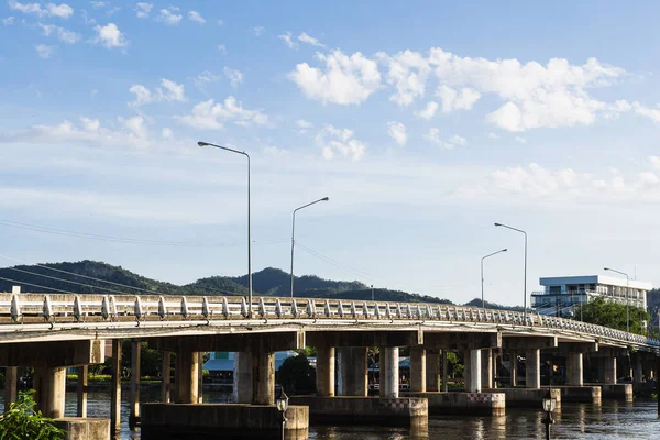 Khwae Nehri Üzerindeki Beton Köprü Mavi Gökyüzü Kanchanaburi Bölgesi Tayland — Stok fotoğraf