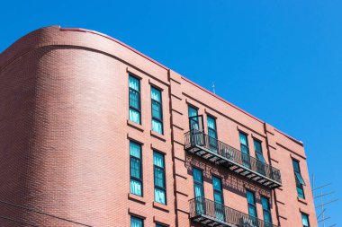 Koyu gökyüzü arka planında modern tarz kahverengi tuğla bina