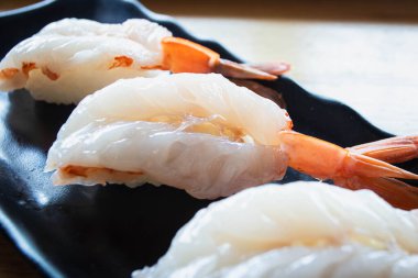 Çiğ karides nigiri suşi. Seçici odak.