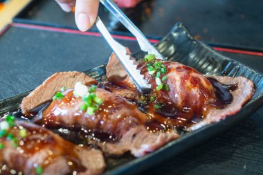 Taze soğanlı Wagyu bifteği.