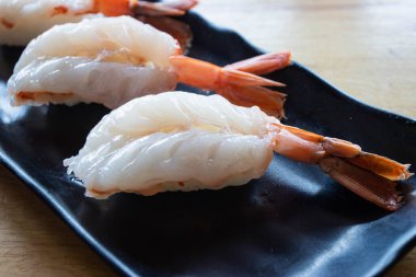 Çiğ karides nigiri suşi. Seçici odak.