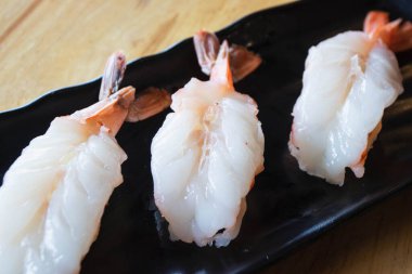 Çiğ karides nigiri suşi. Seçici odak.