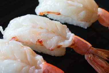 Çiğ karides nigiri suşi. Seçici odak.