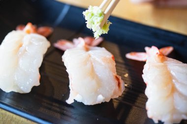 Çiğ karides nigiri suşi. Seçici odak.