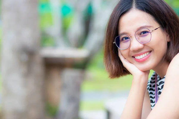Aziatische Vrouw Ontspannen Natuurlijke Tuin Glimlacht Met Frisheid Geluk — Stockfoto