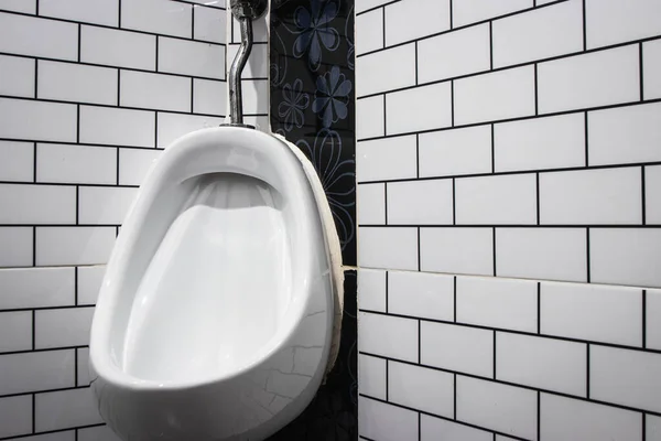 Branco Urinal Homens Banheiro Público — Fotografia de Stock