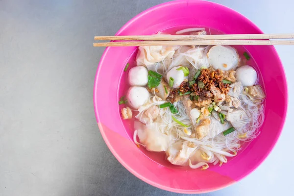 Noodles Clear Soup Pork Dumplings Meatballs Pork Pink Bowl — Stock Photo, Image