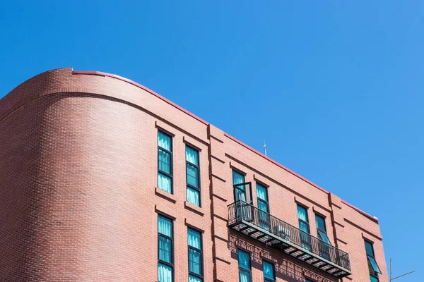 Koyu gökyüzü arka planında modern tarz kahverengi tuğla bina