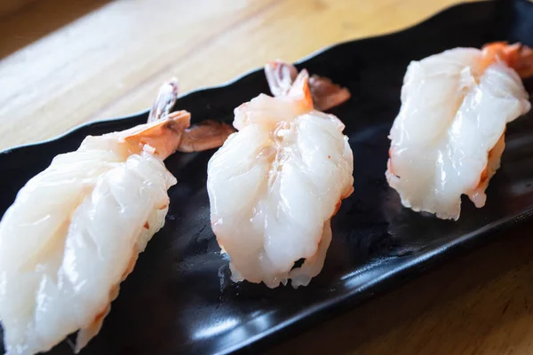 生の甘エビ握り寿司 選択的焦点 — ストック写真