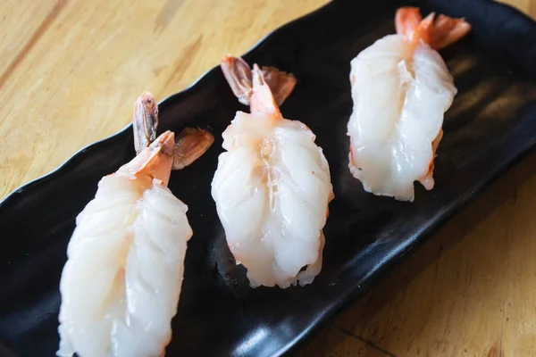 生の甘エビ握り寿司 選択的焦点 — ストック写真