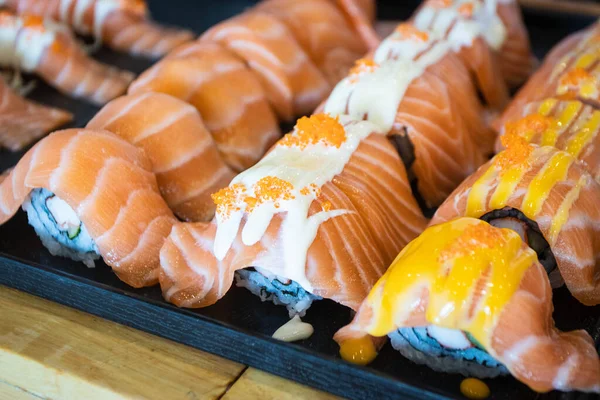 Roll Sushi Frissen Szeletelt Lazac Sushi Nigiri Sushi Hagyományos Japán — Stock Fotó