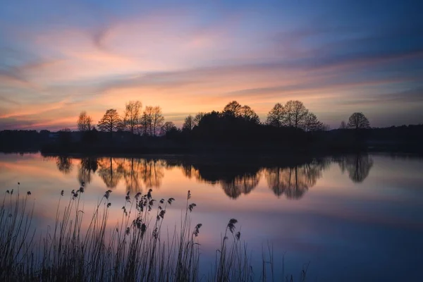 Belo Pôr Sol Céu Colorido Noite Sobre Lago — Fotografia de Stock