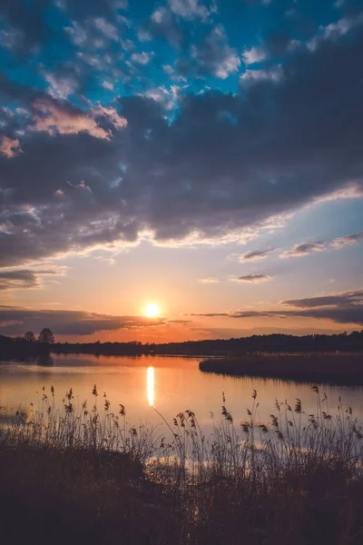 Maravilloso Paisaje Matutino Polonia Sol Sobre Lago Cielo Colorido — Foto de Stock