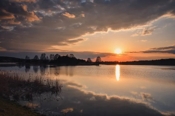 Maravilloso Paisaje Matutino Polonia Sol Sobre Lago Cielo Colorido — Foto de Stock