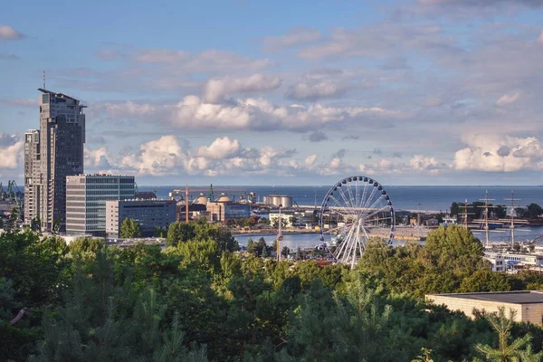 GDYNIA, POLAND - 15 Ağustos 2018: Polonya 'nın Baltık Denizi kıyısındaki Gdynia kentinin güzel manzarası.