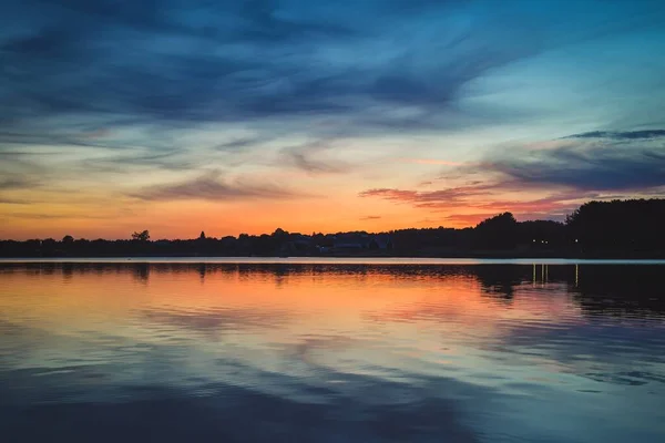 Hermoso Paisaje Colorido Mañana Cielo Maravilloso Sobre Lago Polaco —  Fotos de Stock