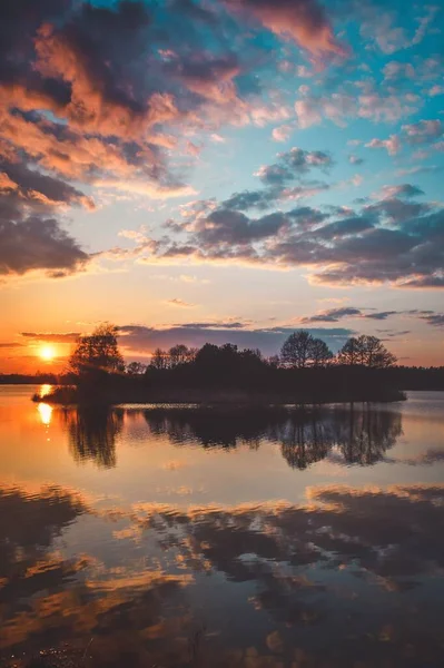 Schöne Morgendliche Frühlingslandschaft Sonnenaufgang Über Dem See Mit Einem Schönen — Stockfoto
