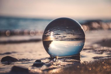 Tatil deniz kenarı fikri. Cam bir küre içinde deniz manzarası.