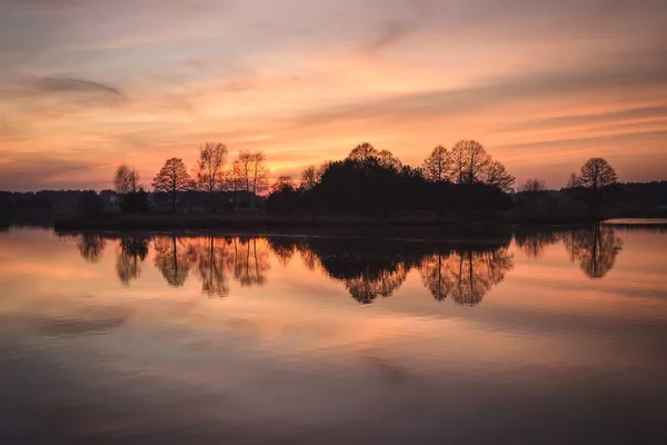 Gyönyörű Reggeli Táj Víz Mellett Csodálatos Napfelkelte Felett Fák Tükröződésével — Stock Fotó