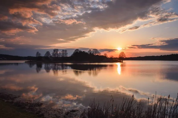 Maravilloso Paisaje Matutino Polonia Sol Sobre Lago Cielo Colorido — Foto de Stock