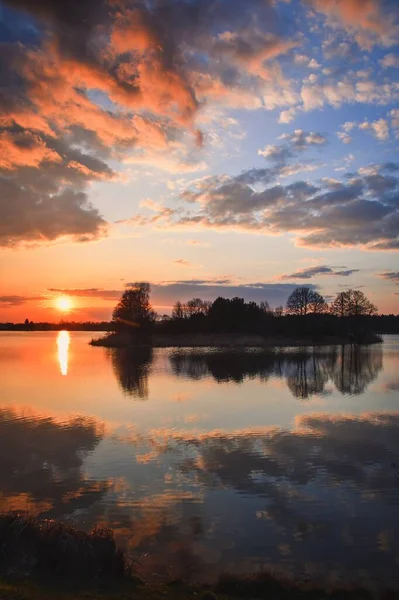 Bela Paisagem Primavera Matinal Nascer Sol Sobre Lago Com Belo — Fotografia de Stock