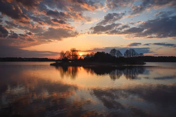 Hermoso Paisaje Primaveral Salida Del Sol Sobre Lago Con Hermoso — Foto de Stock