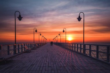 Güzel bir deniz manzarası. Polonya, Gdynia 'da renkli gökyüzü olan ahşap iskele..