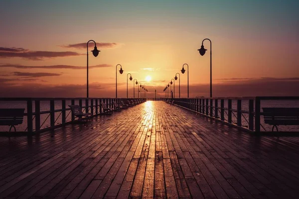 Schöne Morgenlandschaft Meer Holzsteg Mit Buntem Himmel Gdynia Orlowo Polen — Stockfoto