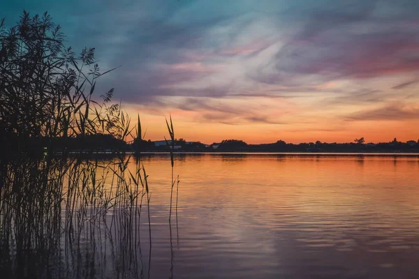 Piękny Kolorowy Poranny Krajobraz Cudowne Niebo Nad Polskim Jeziorem — Zdjęcie stockowe