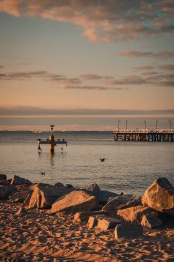 Güzel bir deniz manzarası. Gdynia 'daki Polonya Denizi kıyısında kumsal.