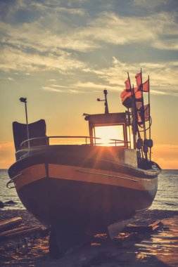 Gdynia 'daki Polonya sahilinin güzel sabah manzarası. Sabah kumlu bir sahilde gemi. Fotoğraf klasik tarzda.. 